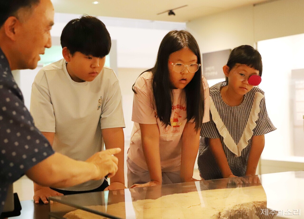 28일 오전 제주국립박물관에서 열린 ‘2023학부모아카데미 가족 체험 프로그램-여름방학 박물관 나들이’에서 아이들이 유물을 살피고 있다. ⓒ제주의소리