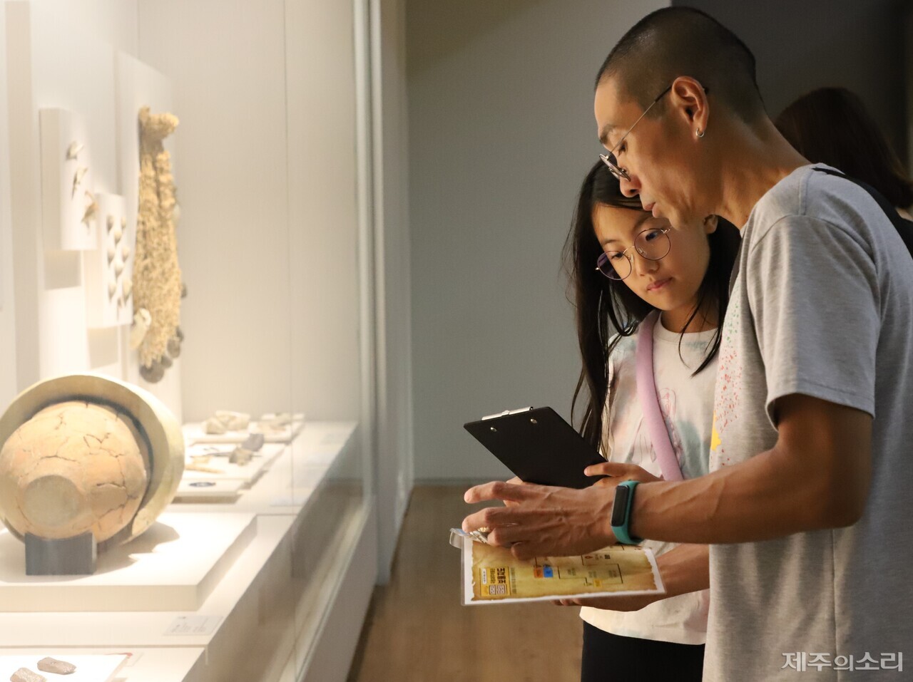 28일 오전&nbsp; ‘2023학부모아카데미 가족 체험 프로그램-여름방학 박물관 나들이’에 참여한 가족들이 제주국립박물관에 전시된 유물들을 보고 있다.&nbsp;ⓒ제주의소리