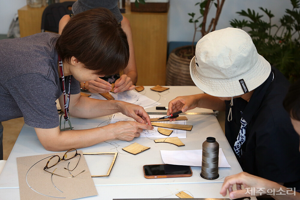 29일 제주 대동호텔 비아아트에서 진행된 업사이클링 워크숍. 참가자들은 야자수 잎을 소재로 모빌을 제작했다. ⓒ제주의소리