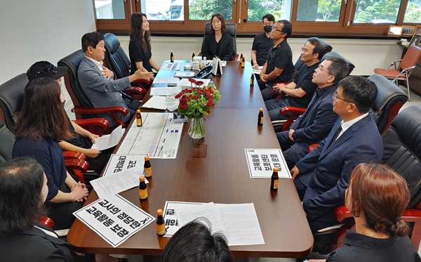 교육단체 관계자들과 김광수 교육감이 대화를 나누고 있다. ⓒ제주의소리 한형진 기자