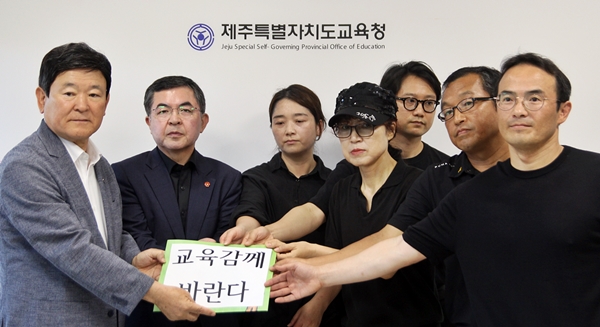 제주지역 교육단체 6곳은 2일 김광수 교육감을 만나 요구사항을 전달했다. ⓒ제주의소리 한형진 기자