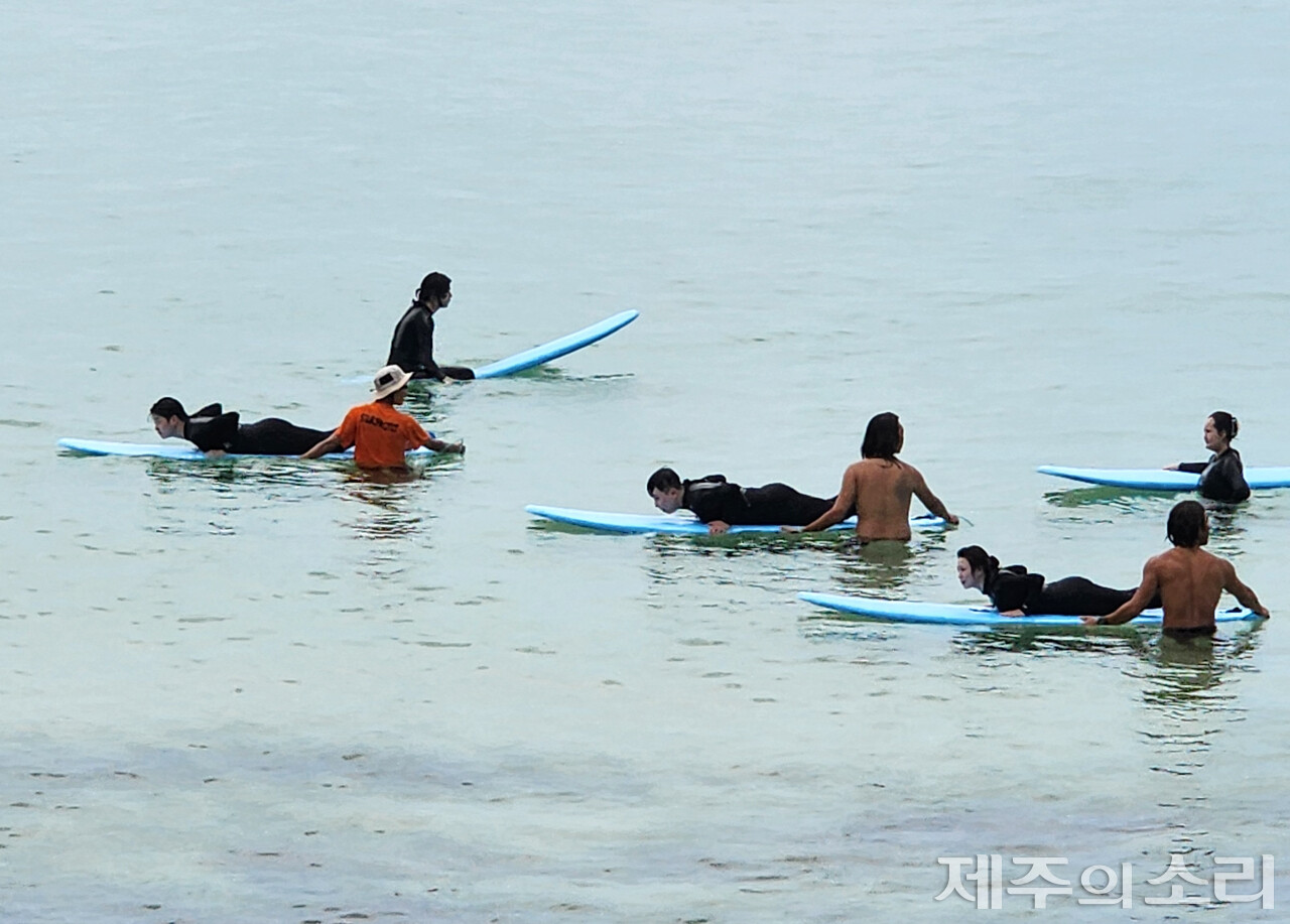 푸른 제주 바닷가에서 서핑을 즐기고 있는 사람들. 사진은 기사의 특정 사실과 관련 없음. ⓒ제주의소리 자료사진