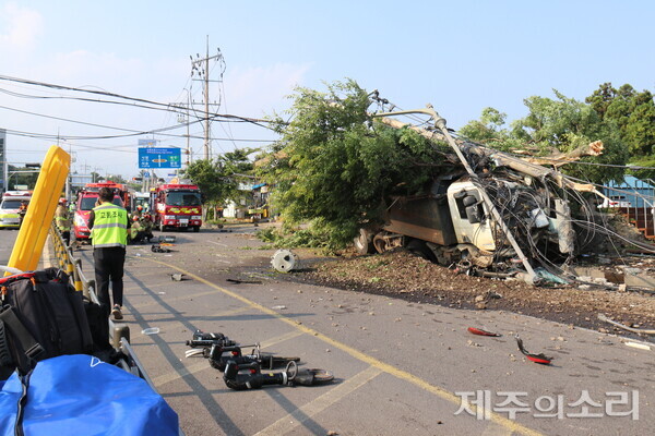 15일 오후 4시32분께 서귀포시 동홍동주민센터 교차로에서 덤프트럭이 경트럭, 승용차, 오토바이를 들이받는 사고가 발생했다. 사진 제공=서귀포소방서