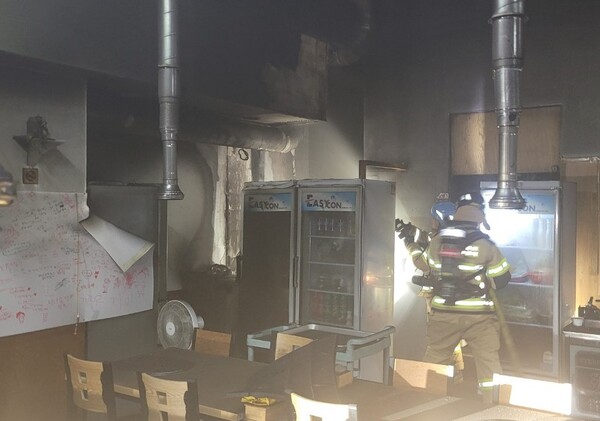 지난 11일 오후 7시37분께 화재가 발생한 서귀포시 서홍동의 한 음식점. 사진 제공=제주소방안전본부