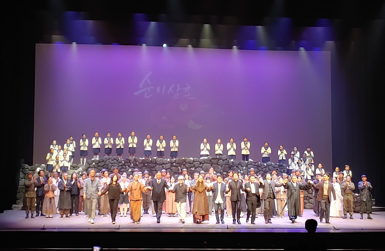19일 부산문화회관에서 열린 4.3 창작 오페라 '순이삼촌' 무대 인사 모습. ⓒ제주의소리 한형진 기자