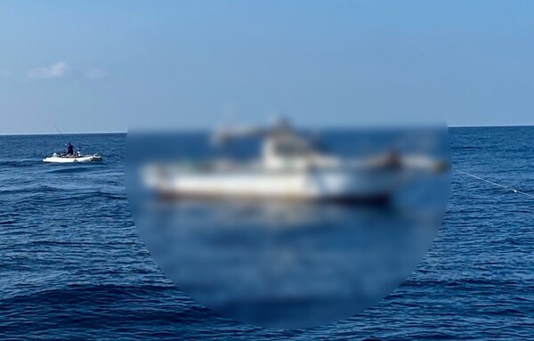 25일 오전 서귀포시 대정읍 가파도 인근 해상에서 발견된 어선. 사진 제공=서귀포해양경찰서