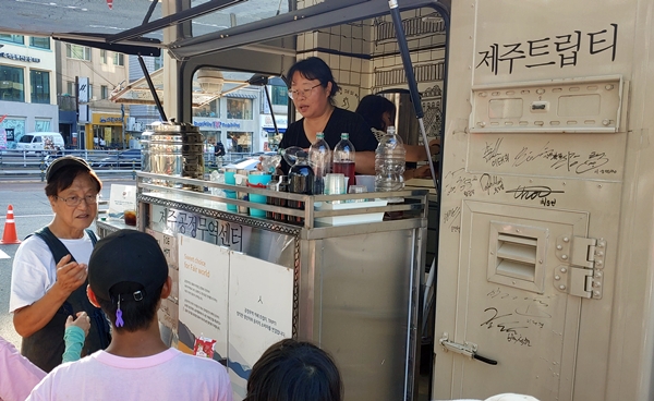 사회적기업 제주트립티는 행진 참가자를 위해 커피와 차를 준비했다. ⓒ제주의소리