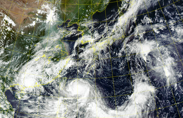 2일 오후 4시 기준 한반도 상공 위성사진. 태풍이 남쪽 바다에 머물러 있다. 사진-국가기상위성센터 갈무리