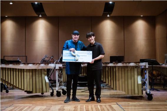 제주대학교 음악학부 재학생 강영은(오른쪽)이 태국 방콕에서 열린 ‘2023 태국 국제 타악기 페스티벌 콩쿠르’에서 우승했다.&nbsp; / 사진=제주대
