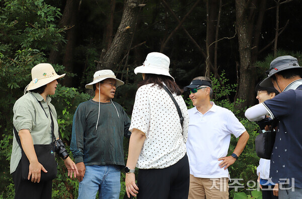 이상준 도순마을회장이 목장탐방 참가자들에게 도순목장에 대해 설명하고 있다. ⓒ제주의소리