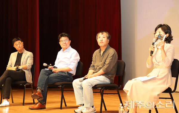 왼쪽부터 김영희 전 부사장, 문윤택 전 교수, 정철 작가, 하진의 교수. ⓒ제주의소리