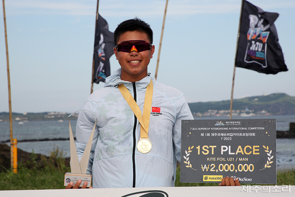 제1회 제주국제슈퍼컵카이트보딩대회(1st Jeju Supercup Kiteboarding International Competition)에서 종합 1위에 오른 큐빈 후앙(Qibin Huang, 중국).ⓒ제주의소리