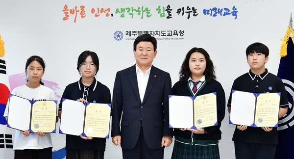 맨 왼쪽부터 황주하, 김은수, 김광수, 신지은, 김연욱.&nbsp;