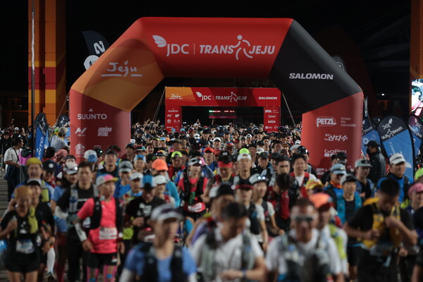 2022 Trans Jeju 국제 트레일러닝대회 50km, 100km 출발 모습. 사진=서귀포시.<br>