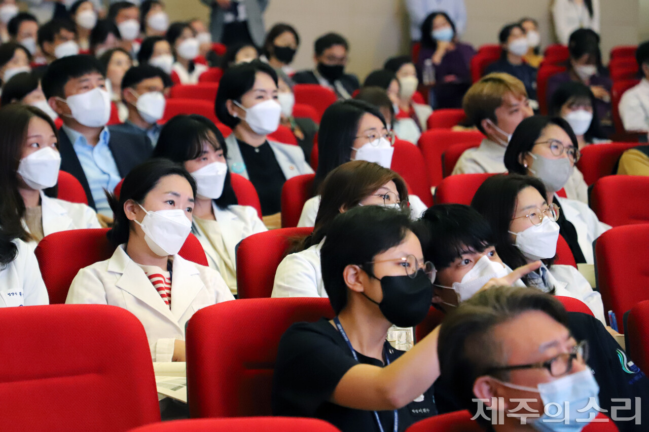 제주대학교병원은 11일 오후 3시 제주대병원 2층 대강당에서 ‘제주의료자치를 위한 필연적 첫걸음’을 주제로 제주지역 상급종합병원 지정을 위한 심포지엄을 개최했다. ⓒ제주의소리