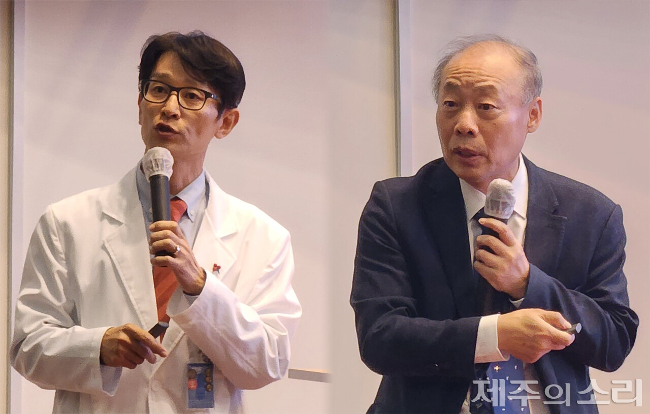 ‘제주대병원의 현재와 미래’를 주제로 발표한 김우정 제주대병원 진료부원장(사진 왼쪽)과 ‘지역완결적 의료체계와 제주형 상급종합병원’을 주제로 발표에 나선 홍윤철 서울대 의과대학 교수. ⓒ제주의소리