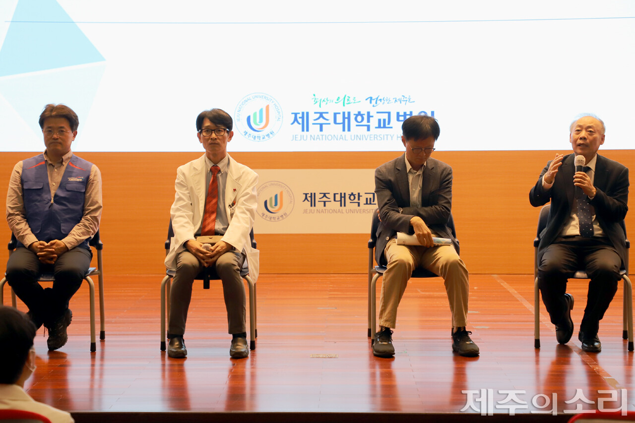사진 왼쪽부터 양연준 민주노총 공공운수노조 의료연대본부 제주지부장, 김우정 제주대병원 진료부원장, 박형근 제주대병원 공공부원장, 홍윤철 서울대 의과대학 교수. ⓒ제주의소리