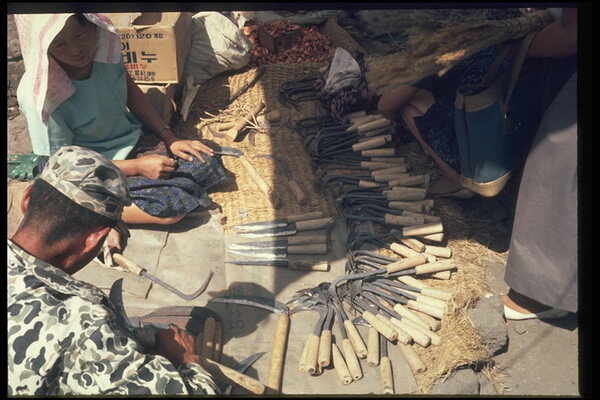 1971년 8월~10월에 촬영한 서사라사거리 제주시오일장의 철물 좌판. / 사진=제주학아카이브, 이토 아비토