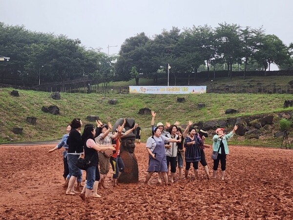 서귀포 혁신도시 숨골공원에 마련된 '황토 어싱광장'. 사진=서귀포시.<br>
