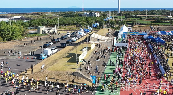 수천명의 참가자들이 운집한 22일 아름다운제주국제마라톤대회 현장. ⓒ제주의소리