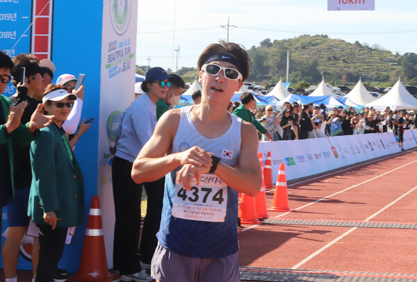 2023 아름다운제주 국제마라톤대회 남자 하프코스 우승자 제주철인3종클럽 김대현씨. ⓒ제주의소리<br>