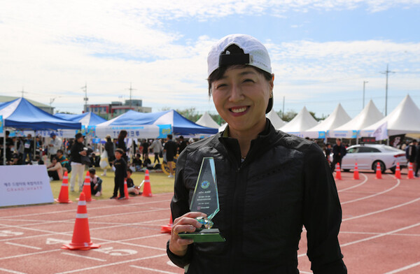 2023 아름다운제주 국제마라톤대회 여자 10km코스 우승자 황순옥씨. ⓒ제주의소리