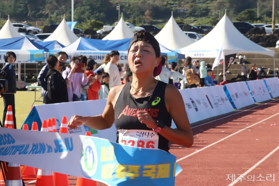 2023 아름다운제주 국제마라톤대회 여자 10km코스 우승자 황순옥씨. ⓒ제주의소리
