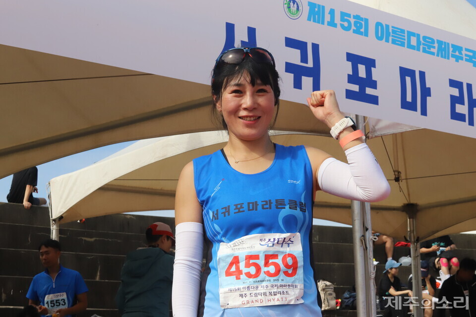 제15회 아름다운 제주국제마라톤대회에서 하프 여자 부문 우승자 장미정씨. ⓒ제주의소리