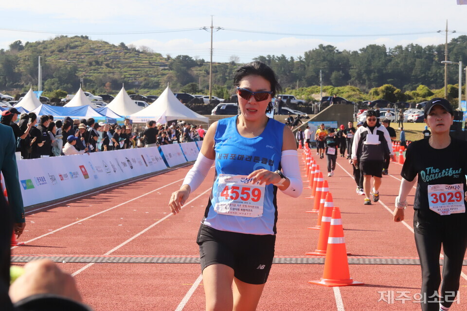 제15회 아름다운 제주국제마라톤대회에서 하프 여자 부문 우승자 장미정씨. ⓒ제주의소리