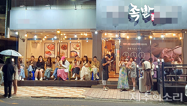 제주시내 한 족발 전문식당에 중국인 관광객들이 줄을 서 기다리고 있다. ⓒ제주의소리 자료사진