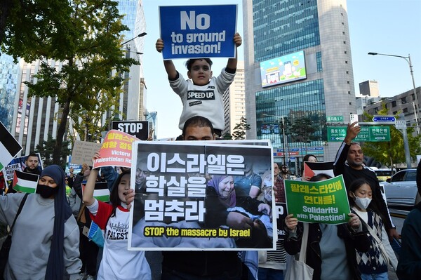 지난 10월 28일 오후 서울 종로구 이스라엘 대사관 인근에서 노동자연대 등 한국의 진보단체 회원들과 재한 팔레스타인 그리고 각국의 평화주의자들이 참석한 가운데 이스라엘 지상군의 가자지구 침공을 반대하는 집회를 개최하고 