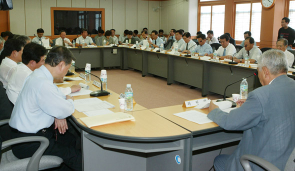 2004년 9월 20일 특별자치도 출범 이전 계층구조 개편방안을 논의하고 있는 제주 행정개혁위원회 전체회의. ⓒ제주의소리 자료사진<br>