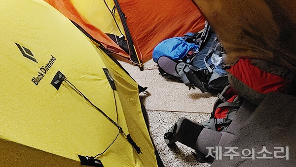 10일 오전 5시쯤 제주시 건입동에 위치한 사라봉공원 정상 전망대에 텐트가 설치돼 있다. [사진-독자제공]<br>
