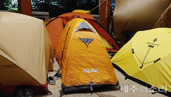 10일 오전 5시쯤 제주시 건입동에 위치한 사라봉공원 정상 전망대에 텐트가 설치돼 있다. [사진-독자제공]<br>