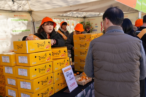 봉은사를 찾은 서울 시민들에게 제주감귤을 판매하고 있다. / 사진=제주도