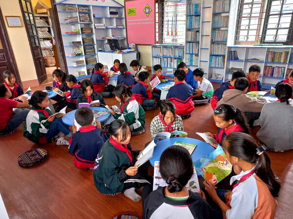 ‘제4호 해피트리 작은도서관’에서 책을 읽고 있는 학생들. 사진=사단법인 해피트리.<br>