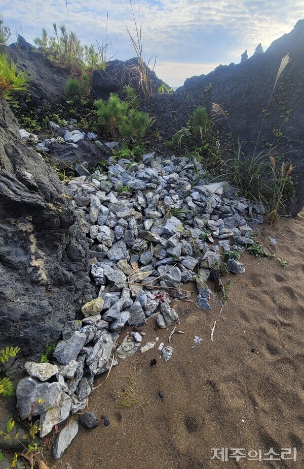 서귀포시 안덕면 황우치해변에 쌓여있는 돌 무더기. 사진 제공=독자 ⓒ제주의소리