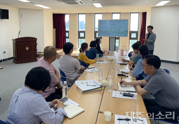 지난 6월 한국어촌어항공단 제주어촌특화지원센터가 어촌 미래리더들을 대상으로 진행한 밀키트 제작 교육. ⓒ제주의소리
