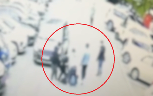 지난 14일 오후 3시32분께 제주시 이도2동의 한 아파트단지 내 도로에서 중국 국적 피의자들이 동포 1명을 집단 폭행하는 모습. 사진 제공=제주동부경찰서.<br>