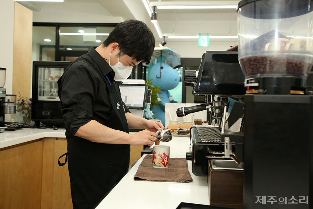 희망나래에서 7년째 함께하고 있는 김수현 씨가 커피를 내리고 있다. 그는 이 곳에서 제빵 기술과 바리스타 교육을 받았다. ⓒ제주의소리
