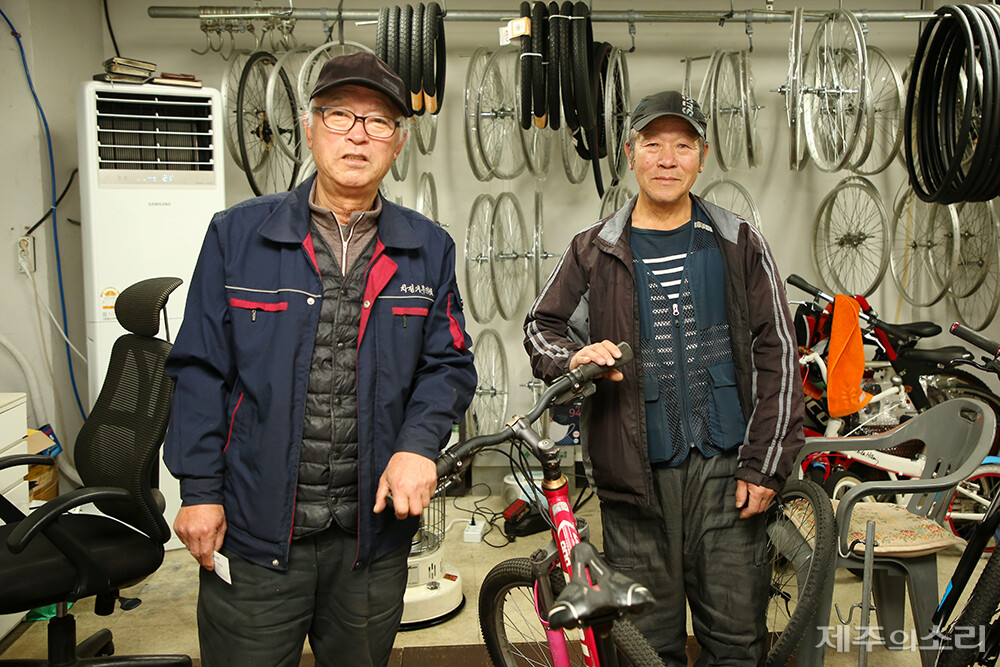 제주인사회적협동조합의 자전거수리센터는 매년 3000대 가량의 자전거를 저렴하게 수리하고 있다. 수리를 책임지고 있는 자전거 맥가이버 김철호(72, 사진 왼쪽)씨와 동료 고영호(60)씨. ⓒ제주의소리
