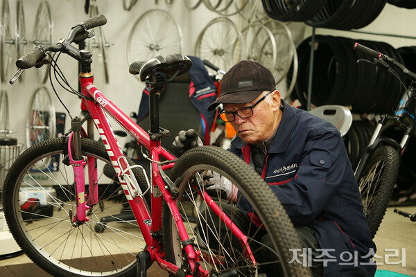 김철호 씨가 자전거 수리에 몰두하고 있다. 제주종합경기장 내에 위치한 자전거수리센터에 가면 그를 만날 수 있다. ⓒ제주의소리