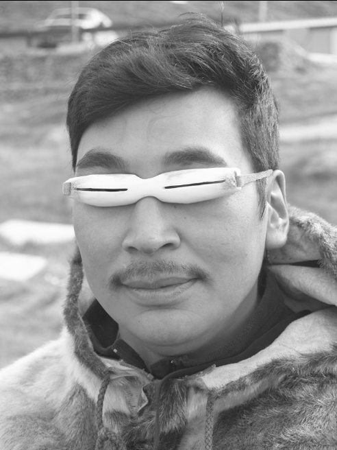 ​​​​​​​사진1. 출처=위키피디아(By Julian Idrobo from Winnipeg, Canada - Inuit Goggles, CC BY-SA 2.0, https://commons.wikimedia.org/w/index.php?curid=10787841)