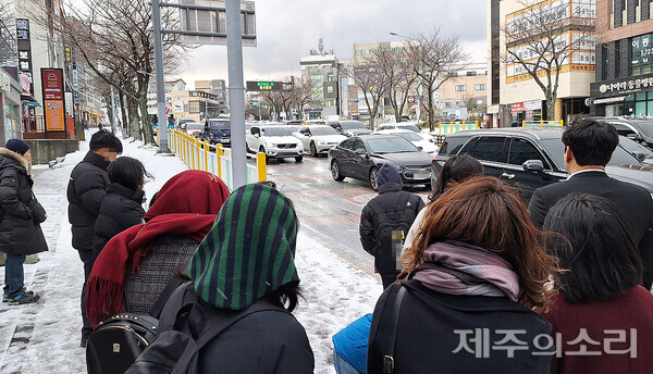 21일 제주에 많은 눈이 내리면서 대중교통을 이용하기 위해 많은 사람들이 버스정류장에 몰려 있다. ⓒ제주의소리
