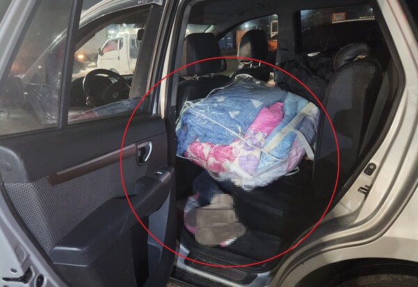 40대 중국인 A씨가 차량 뒷좌석에 웅크린 모습. 사진 제공=제주해양경찰서