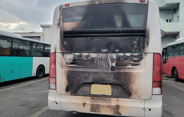 지난 9일 오후 5시2분께 제주시 오라동의 한 버스 운수업체 차고지에 주차된 시내버스에서 불이 났다. 사진 제공=제주소방안전본부<br>