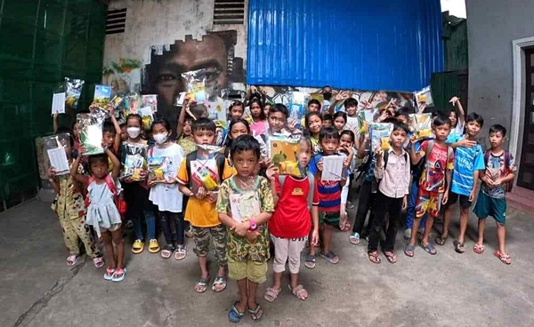 캄보디아 꼬마도서관 2호점 어린이들이 아름다운 제주국제마라톤대회 기부금으로 전달한 책을 들고 있다. / 사진=아름다운배움