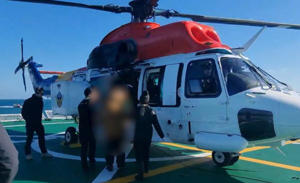 지난 14일 오전 제주 해상에서 조업 중이던 중국어선 선장이 가슴 통증을 호소해 헬기를 타고 병원에 이송됐다. 사진 제공=제주지방해양경찰청&nbsp;