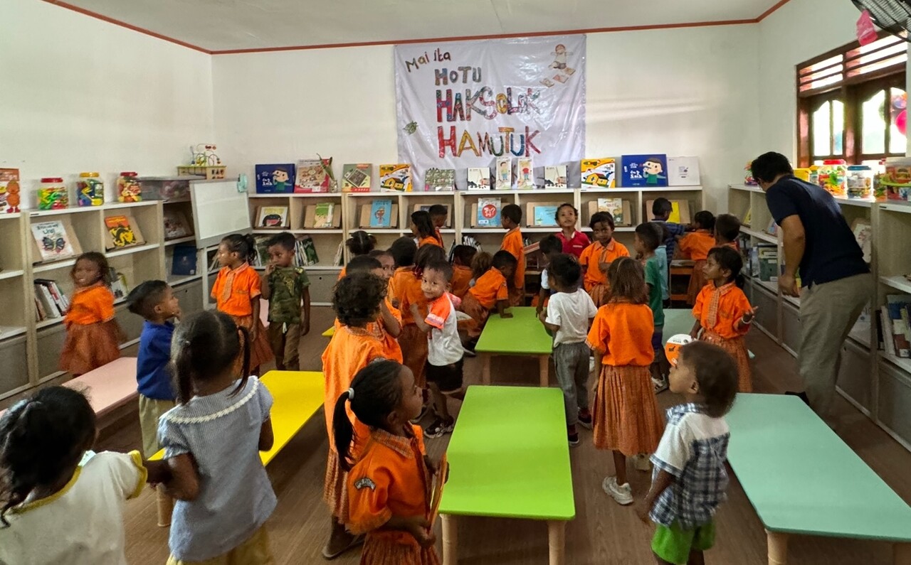 도서관을 둘러보는 동티모르 아이들. / 사진=글로벌이너피스
