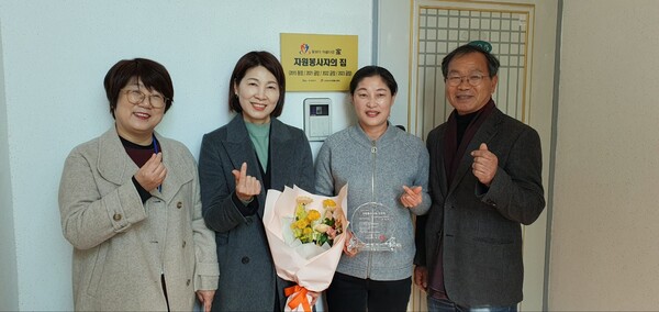 우수 자원봉사자 ‘금장’을 받은 동홍동 이해숙 씨. 사진=서귀포시.<br>